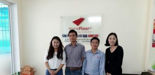 Đại diện đối tác từ Hàn Quốc làm việc với công ty Homefloor